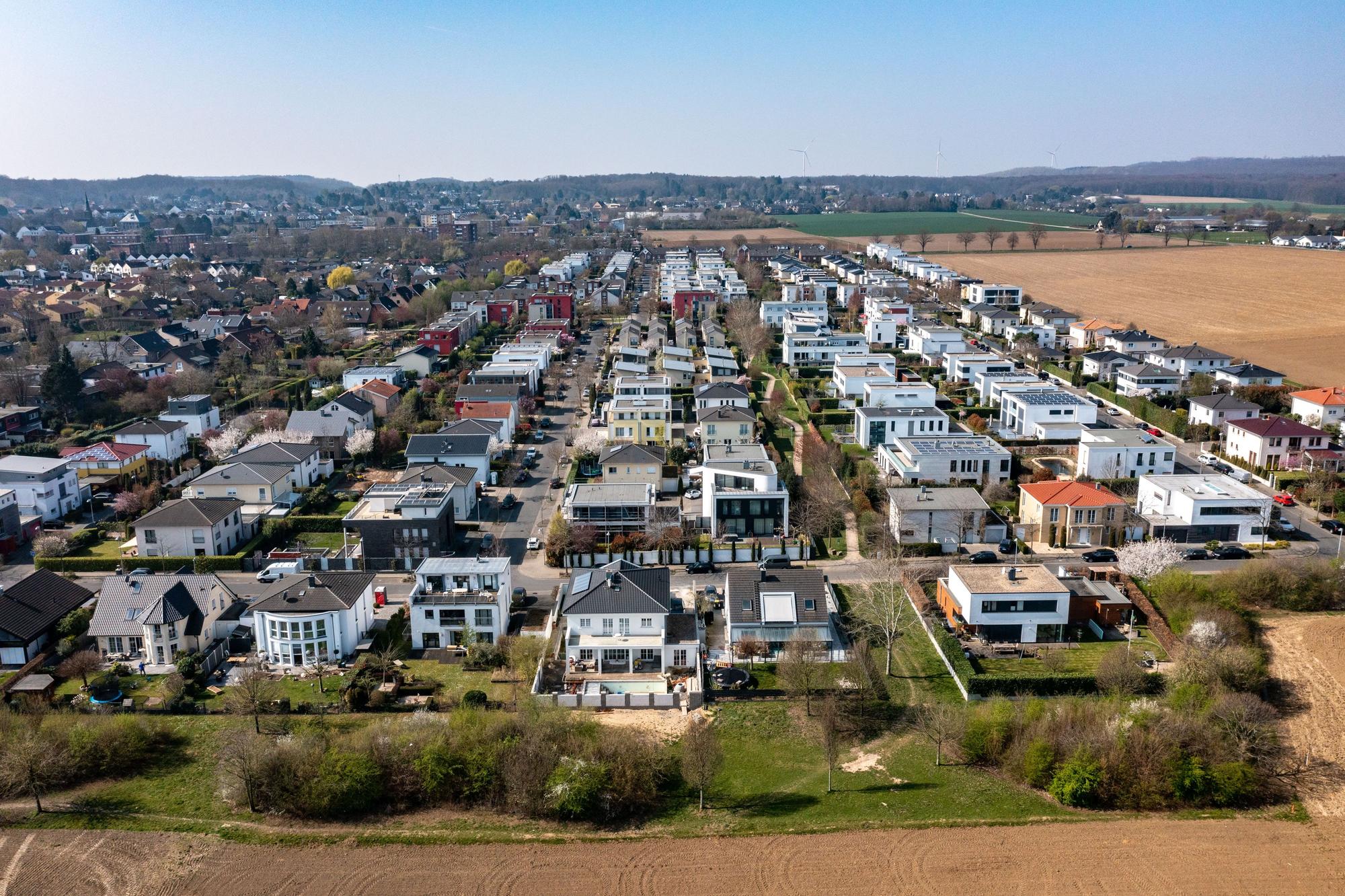 26.03.2022, Köln: Ansicht des Neubaugebietes Römerhofallee. Der Bau von Einfamilienhäusern steht wegen des hohen Flächenverbrauchs in der Kritik. Luftaufnahme mittels Drohne. Foto: Uwe Weiser