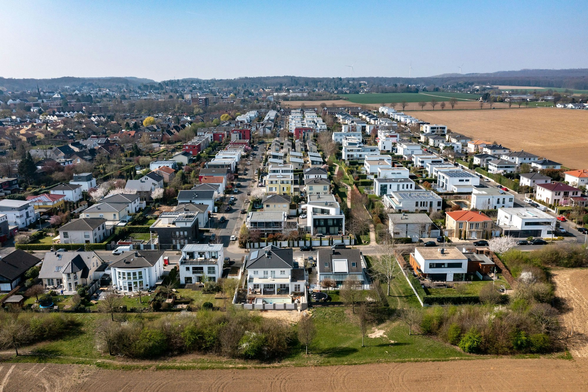 26.03.2022, Köln: Ansicht des Neubaugebietes Römerhofallee. Der Bau von Einfamilienhäusern steht wegen des hohen Flächenverbrauchs in der Kritik. Luftaufnahme mittels Drohne. Foto: Uwe Weiser