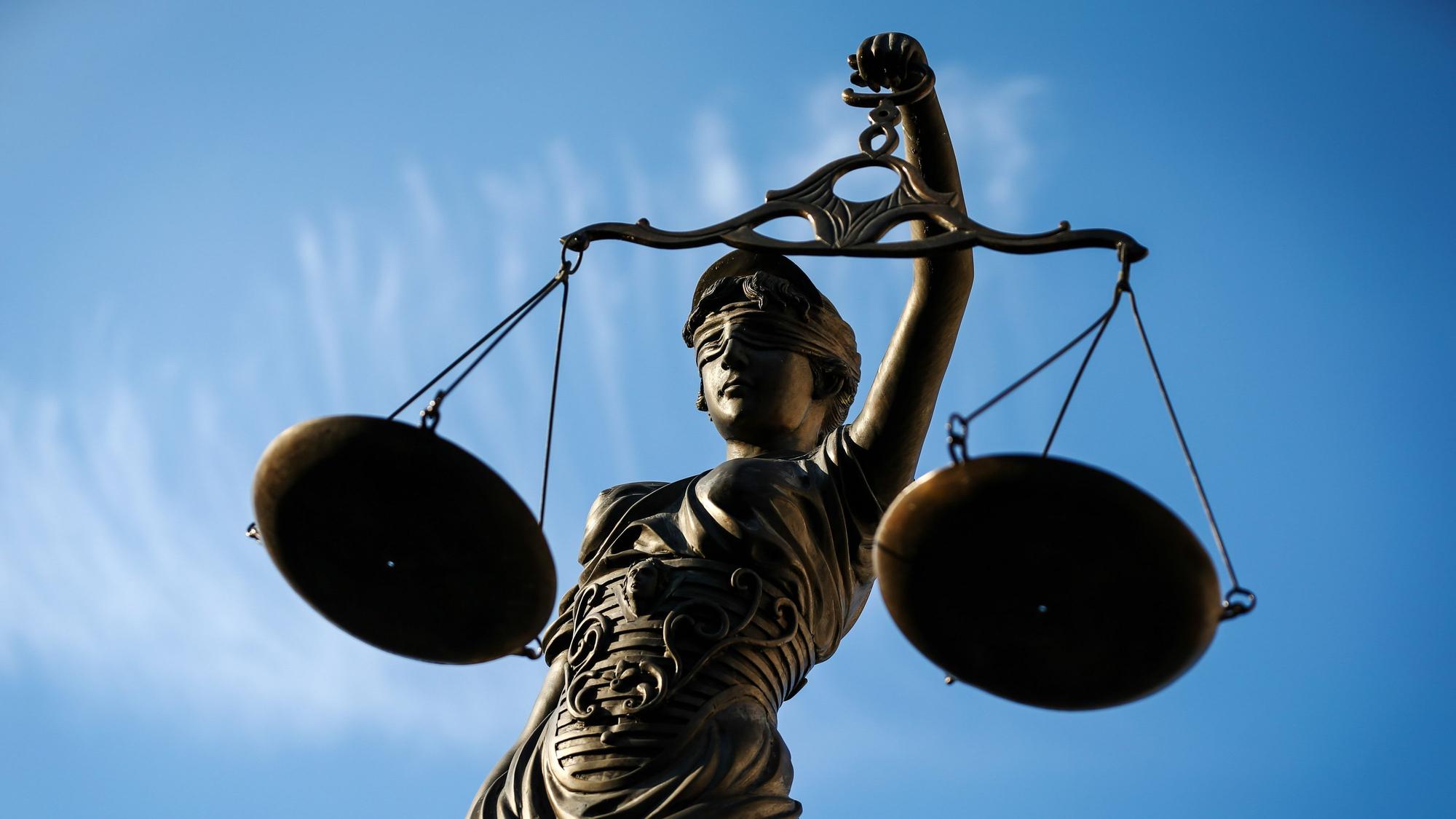 Eine Statue der Justitia hält eine Waage in der Hand. (Symbolbild)