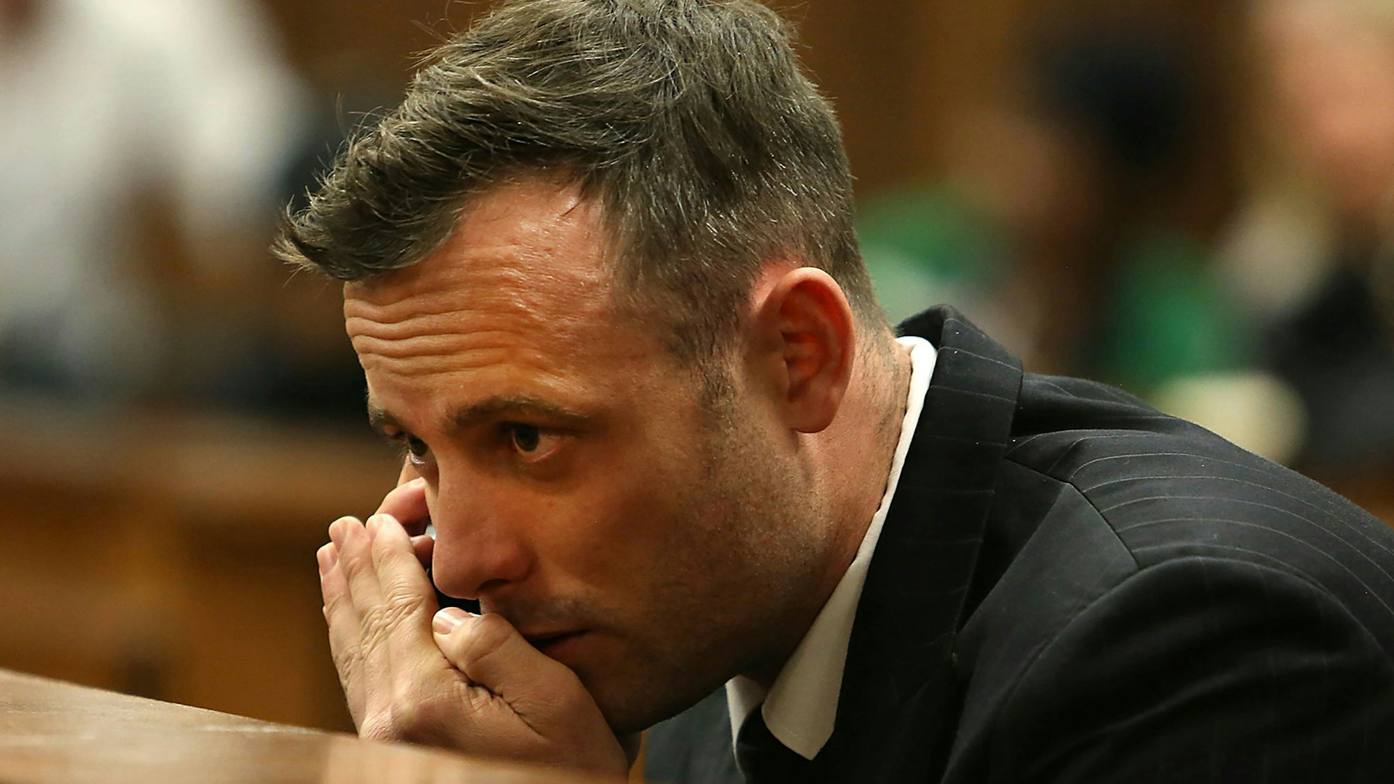 Oscar Pistorius spricht während einer Anhörung zu seiner Verurteilung wegen Mordes an seiner Freundin Reeva Steenkamp in ein Handy.