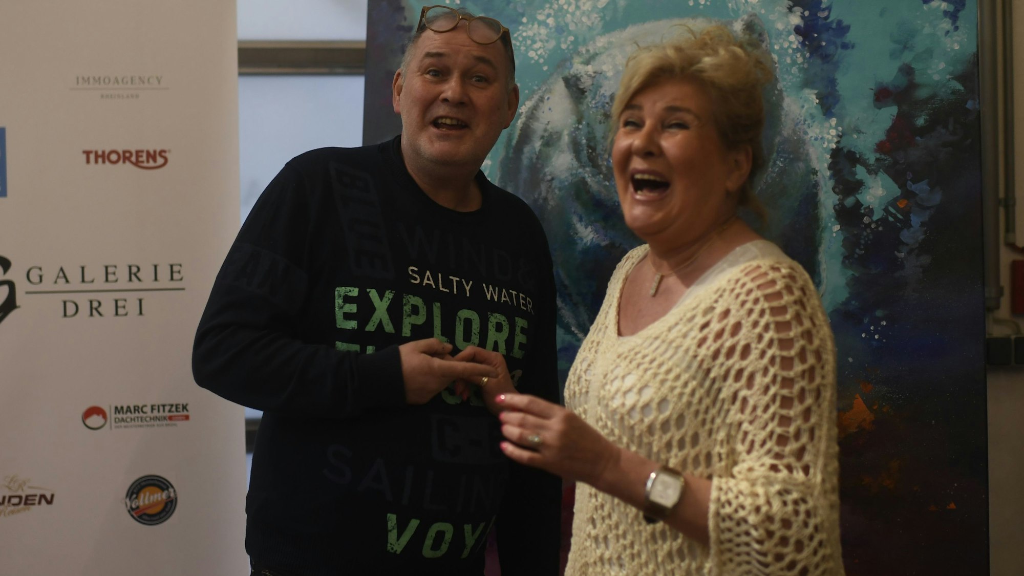 Bianca Lehnertz und ihr Bruder Walter stehen vor einem Kunstwerk.