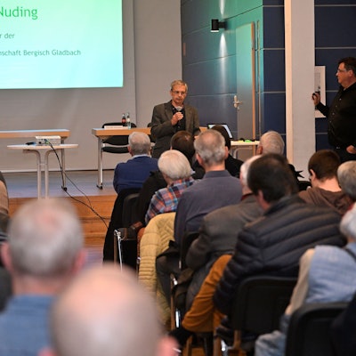 Dr. Benno Nuding von den Freien Wählern spricht vor den Gästen im Pfarrsaal.
