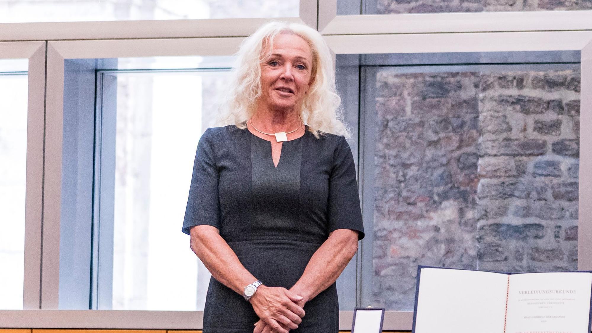 Gabriele Gérard-Post schaut in die Kamera. Auf dem Porträt trägt sie ein schwarzes Kleid.
