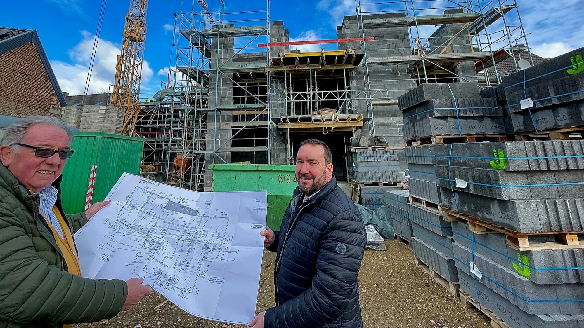 Idealquadrat-Geschäftsführer Peter Ehser und Seniorpartner Reiner Ostertag erläuterten auf der Baustelle an der Brüggener Straße Details zum Bauprojekt.