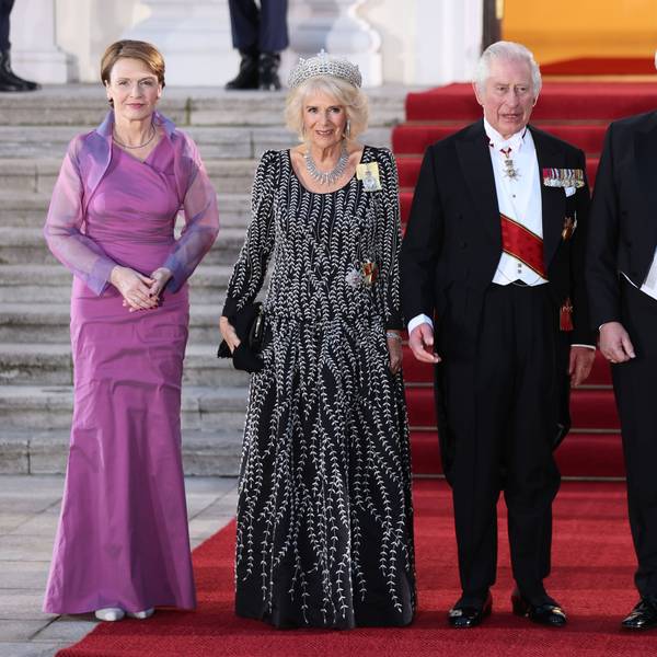 König Charles III. und Königin-Gemahlin Camilla kommen mit Bundespräsident Frank-Walter Steinmeier und seiner Frau Elke Büdenbender die Treppe herunter.