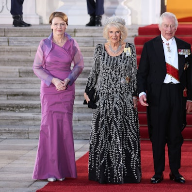König Charles III. und Königin-Gemahlin Camilla kommen mit Bundespräsident Frank-Walter Steinmeier und seiner Frau Elke Büdenbender die Treppe herunter.