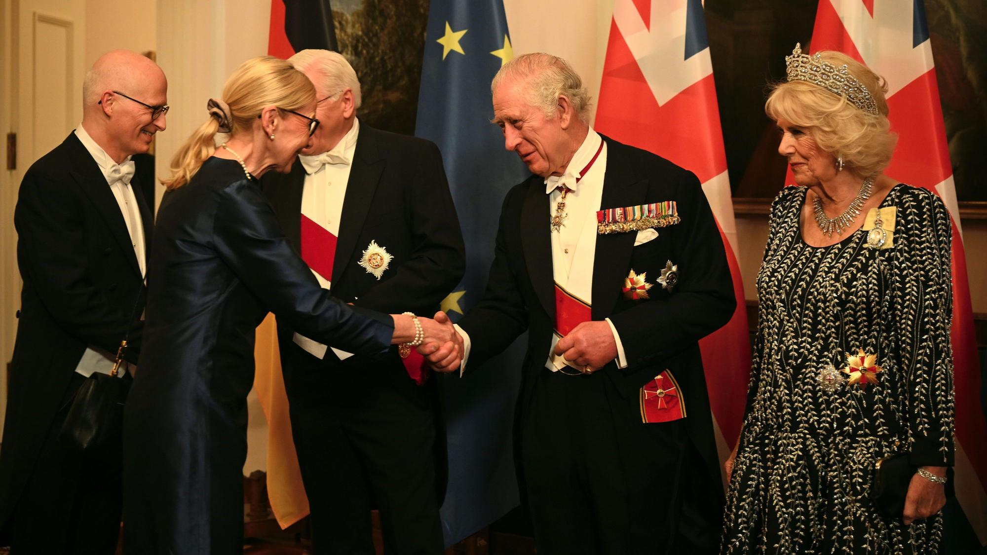 Peter Tschentscher (SPD, l), Bürgermeister von Hamburg und seine Frau Eva-Maria Tschentscher, schütteln die Hände von König Charles III. (2.v.r) und Bundespräsident Frank-Walter Steinmeier neben Königsgemahlin Camilla (r) vor einem Staatsbankett im Schloss Bellevue, dem Amtssitz des deutschen Präsidenten.