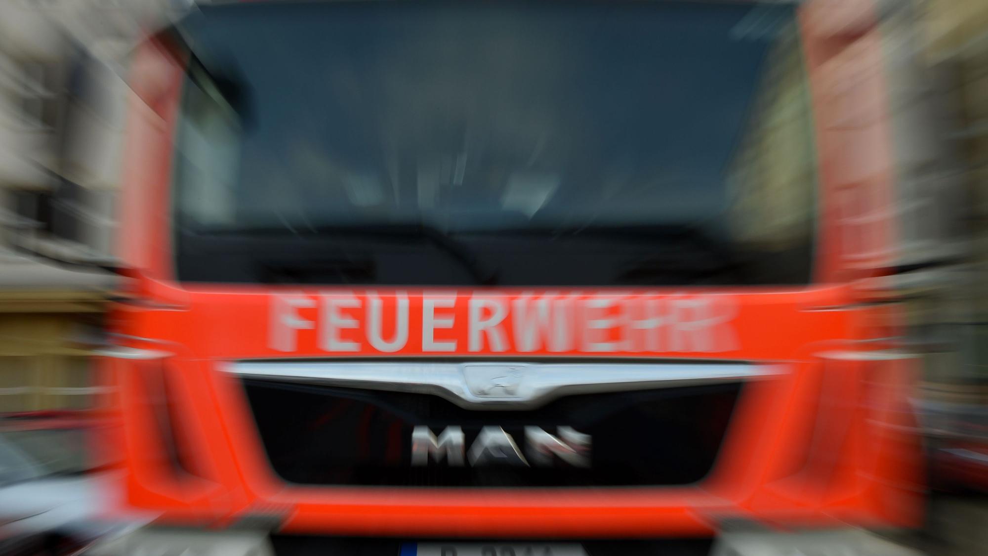 ARCHIV - 14.12.2017, Berlin: Ein Feuerwehrauto steht in Berlin bei einer Informationsveranstaltung des Bundesamtes für Bevölkerungsschutz und Katastrophenhilfe zur Treibstoffversorgung und das Verhalten bei einem Stromausfall. (zu dpa «Großes Interesse für Führerschein-Förderung für Feuerwehren» vom 05.05.2018) Foto: Britta Pedersen/dpa +++ dpa-Bildfunk +++