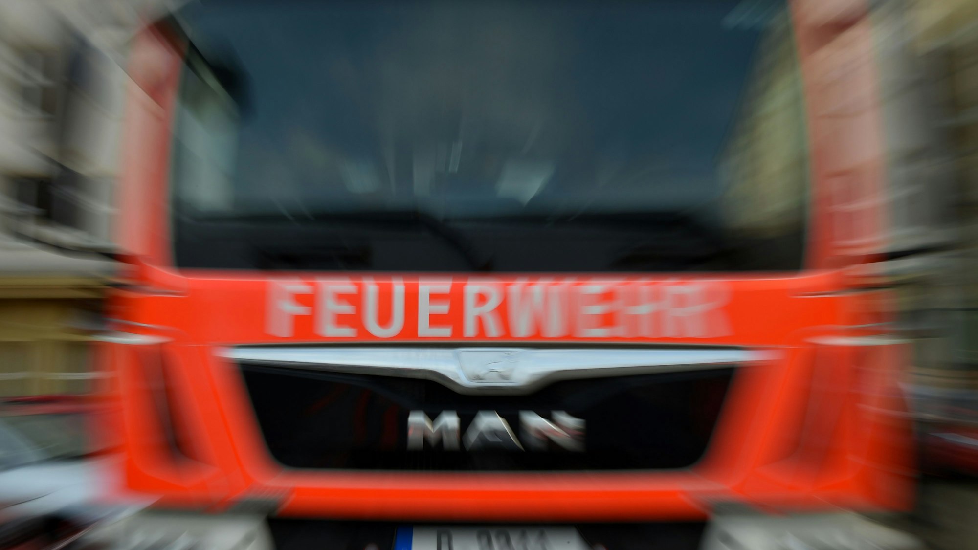 Ein heran gezoomtes Feuerwehrfahrzeug Foto: Britta Pedersen/dpa +++ dpa-Bildfunk +++