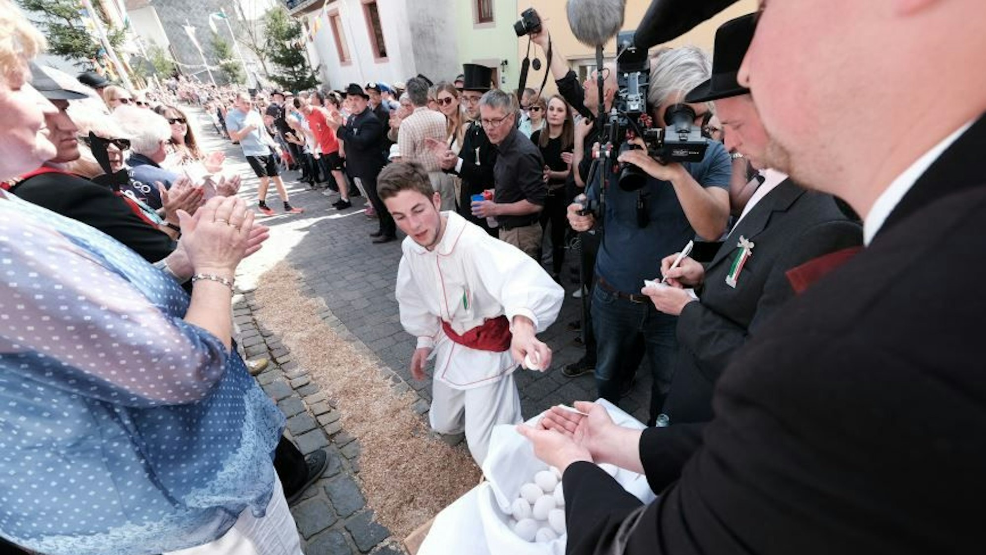 Traditioneller Eierlauf zu Ostern in Schönecken, Eifel.