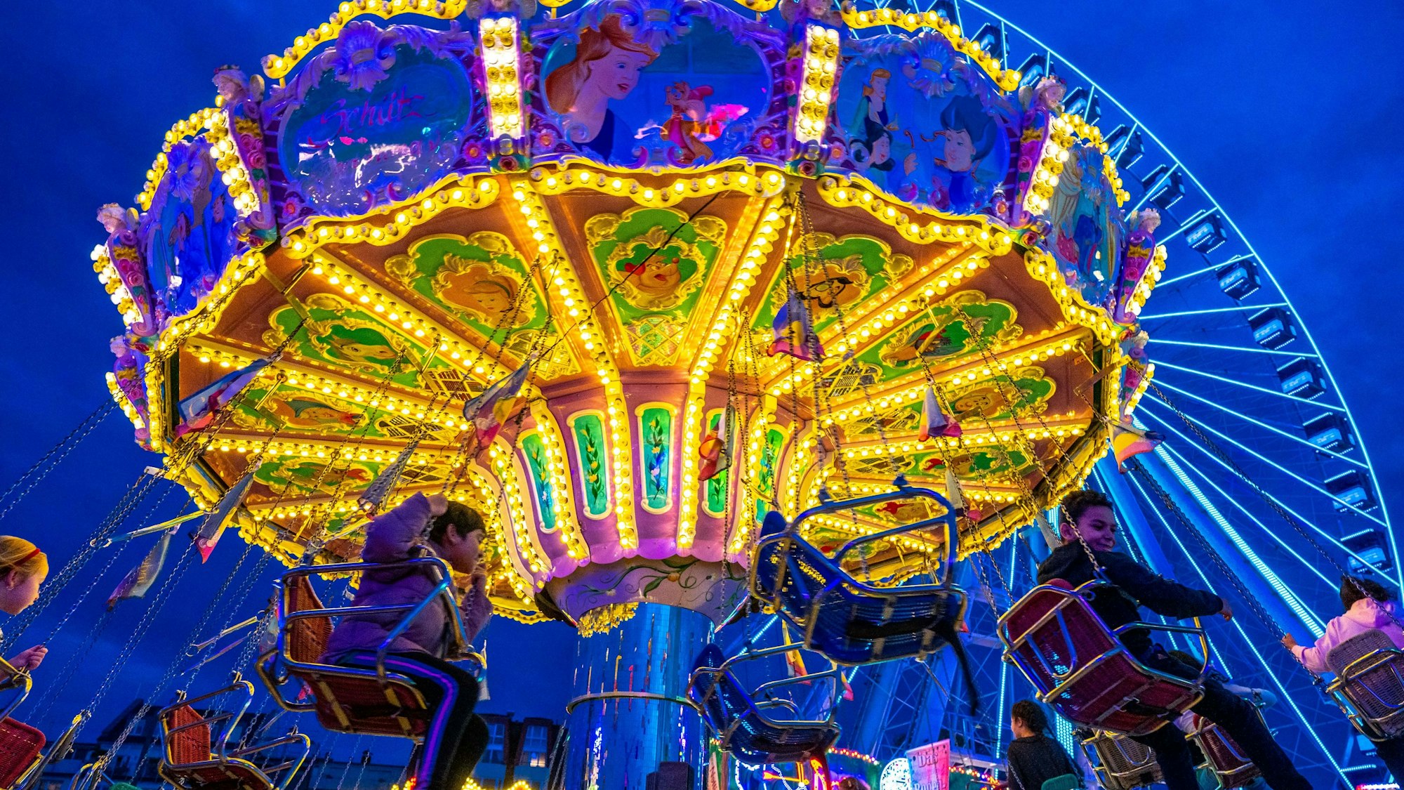 Kettenkarussel und Riesenrad auf der Herbstkirmes in Deutz.