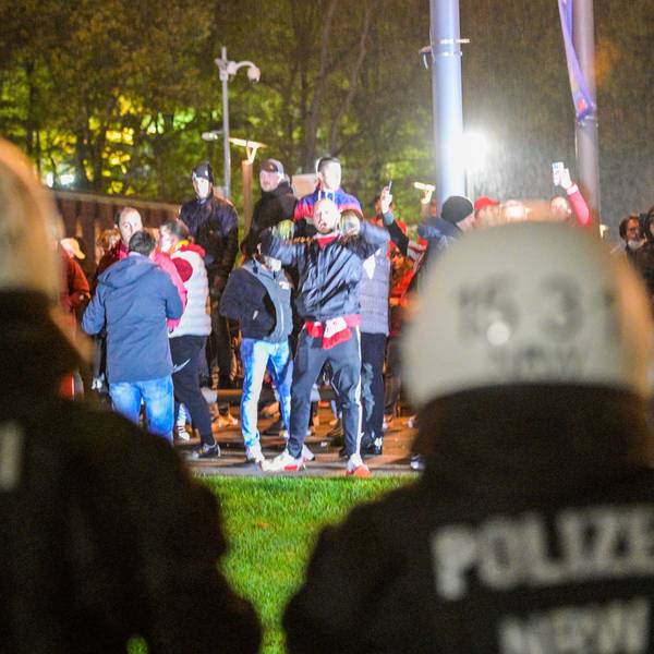 Kölner Polizisten beim letzten Kölner Hochrisikospiel im Dunkeln in der Europa Conference League gegen OGC Nizza im November 2022 am Rhein-Energie-Stadion