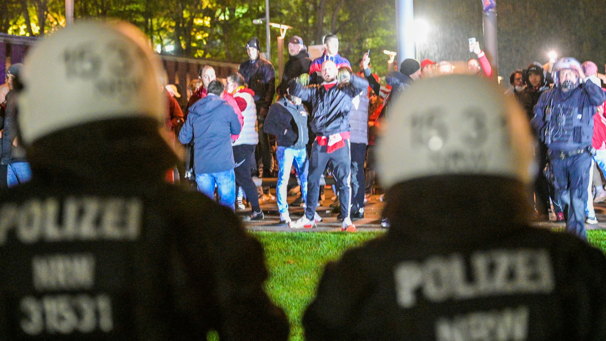 Kölner Polizisten beim letzten Kölner Hochrisikospiel im Dunkeln in der Europa Conference League gegen OGC Nizza im November 2022 am Rhein-Energie-Stadion