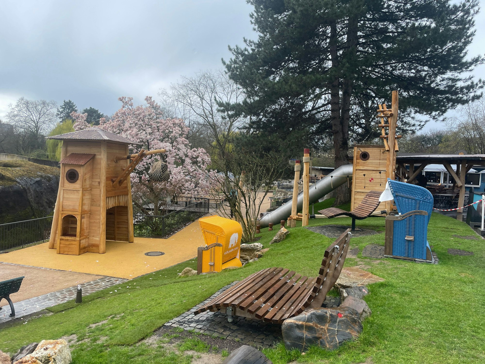 Kinderspielplatz mit einer Rutsche und einem Aussichtstürmchen im Kölner Zoo.