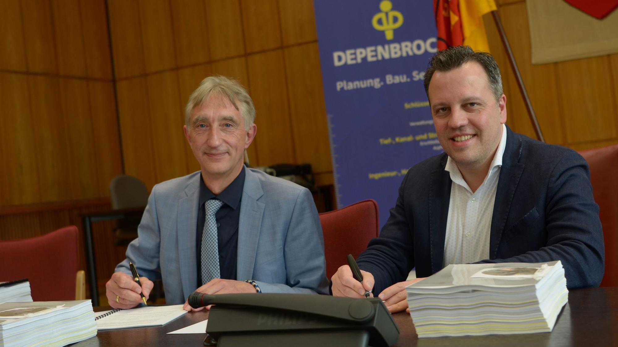 30.03.2023 Bürgermeister Sacha Reichelt (r.) und Markus Kellner von der Firma Depenbrock unterschreiben den Vertrag über den Bau des Euskirchener Rathauses.