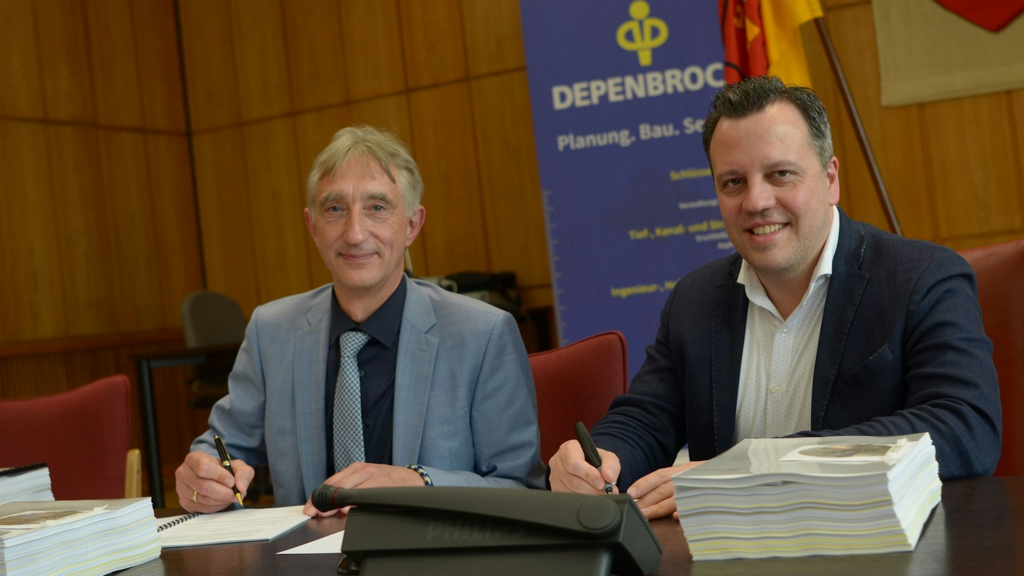 30.03.2023 Bürgermeister Sacha Reichelt (r.) und Markus Kellner von der Firma Depenbrock unterschreiben den Vertrag über den Bau des Euskirchener Rathauses.