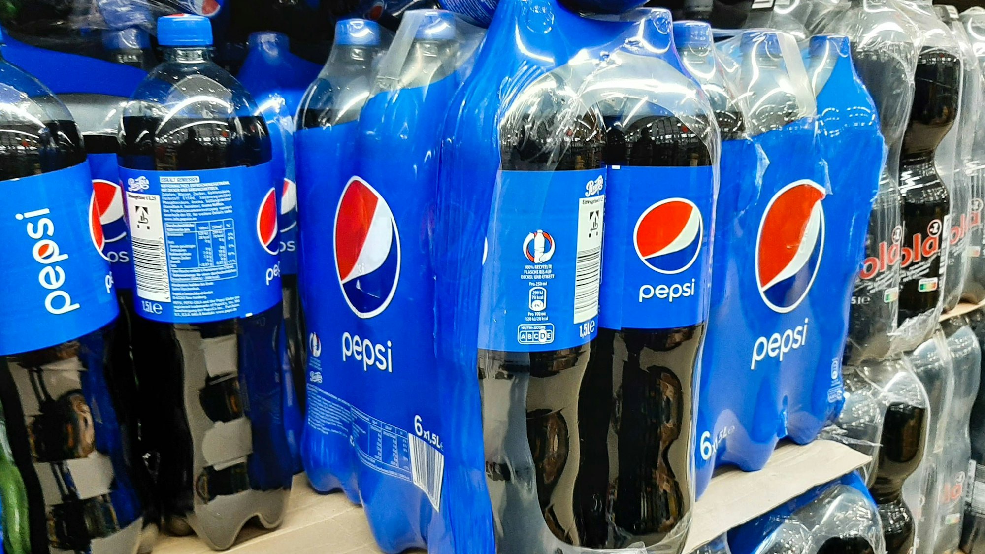 Der Getränkehersteller Pepsi ändert überraschend sein Logo. Betroffen sind Cola-Dosen und Flaschen, auch auf dem deutschen Markt.