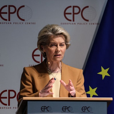 EU-Kommissionspräsidentin Ursula von der Leyen spricht vor einer Europa-Flagge