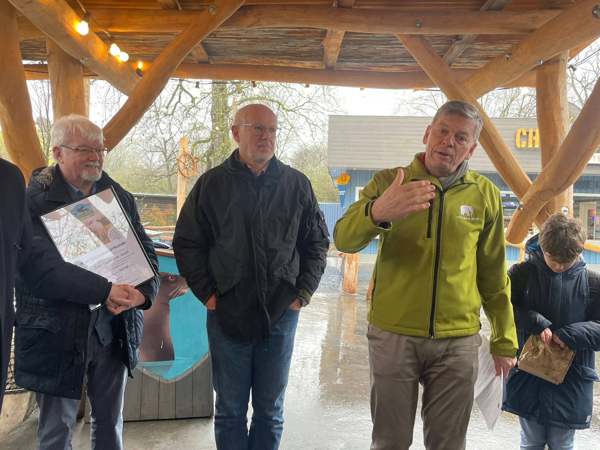 Direktor Theo Pagel (m.) und Vorstand Christopher Landsberg (r.) reden zu den Gästen.