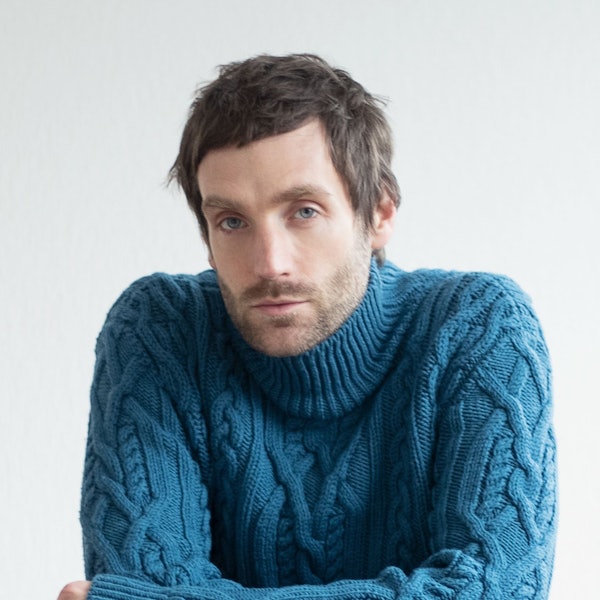 Dorian Steinhoff. Er trägt einen blauen Wollpulli.