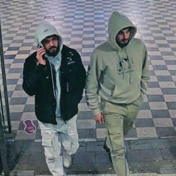 Zwei Männer gehen über den Ottoplatz.