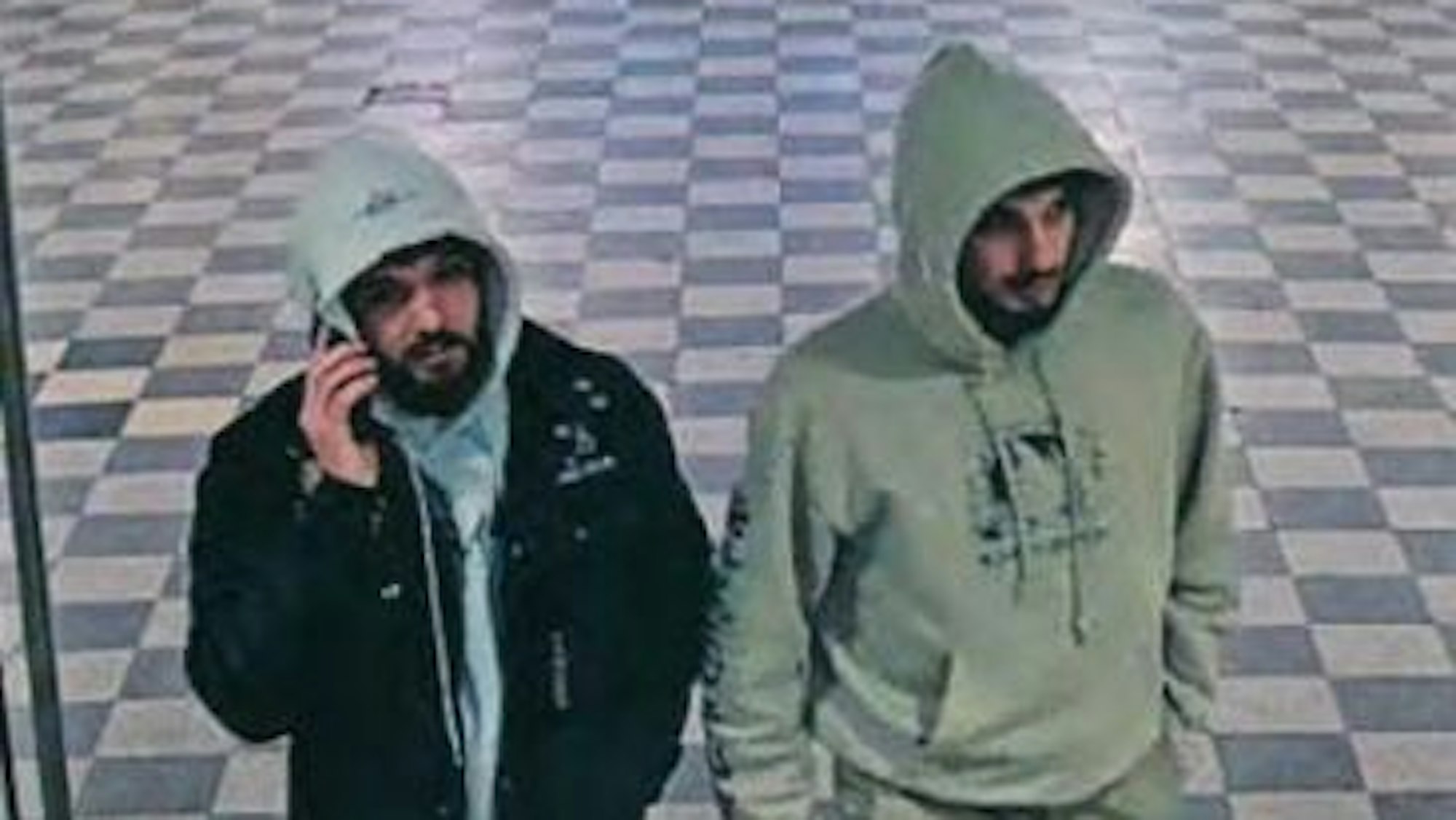 Zwei Männer gehen über den Ottoplatz.