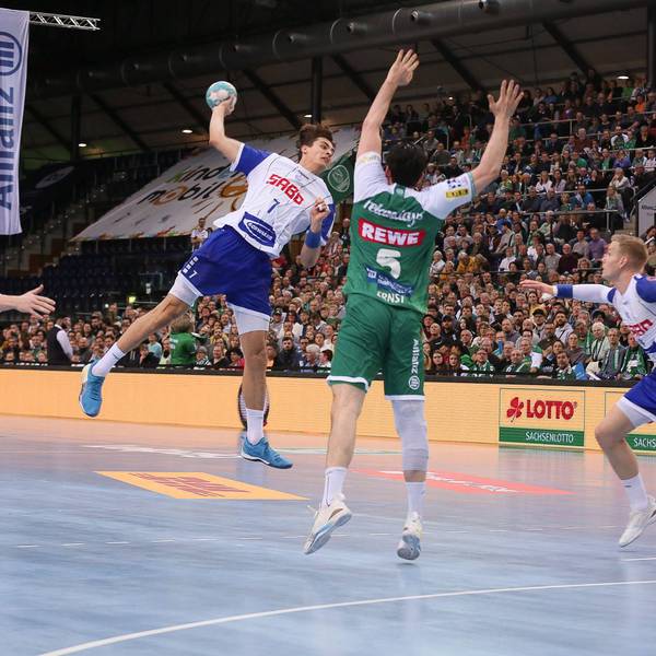 Gummersbachs Spieler Julian Köster beim Torwurf in der Handball-Partie des VfL gegen Leipzig.