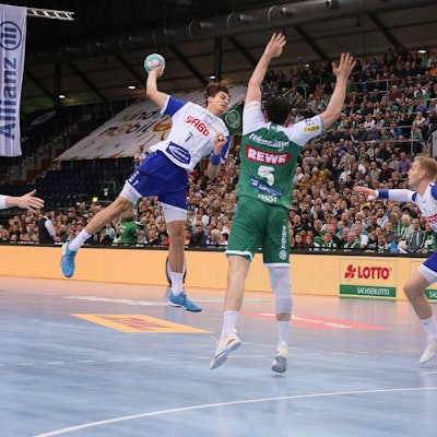Gummersbachs Spieler Julian Köster beim Torwurf in der Handball-Partie des VfL gegen Leipzig.