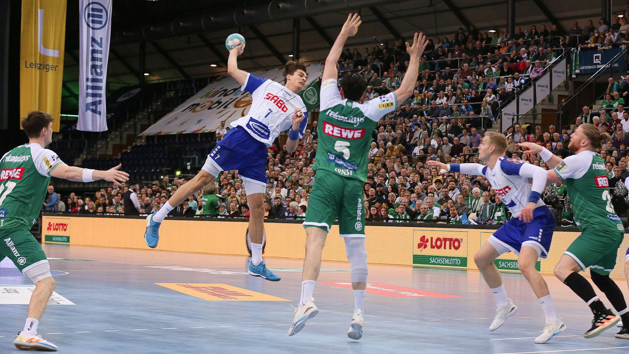 Gummersbachs Spieler Julian Köster beim Torwurf in der Handball-Partie des VfL gegen Leipzig.