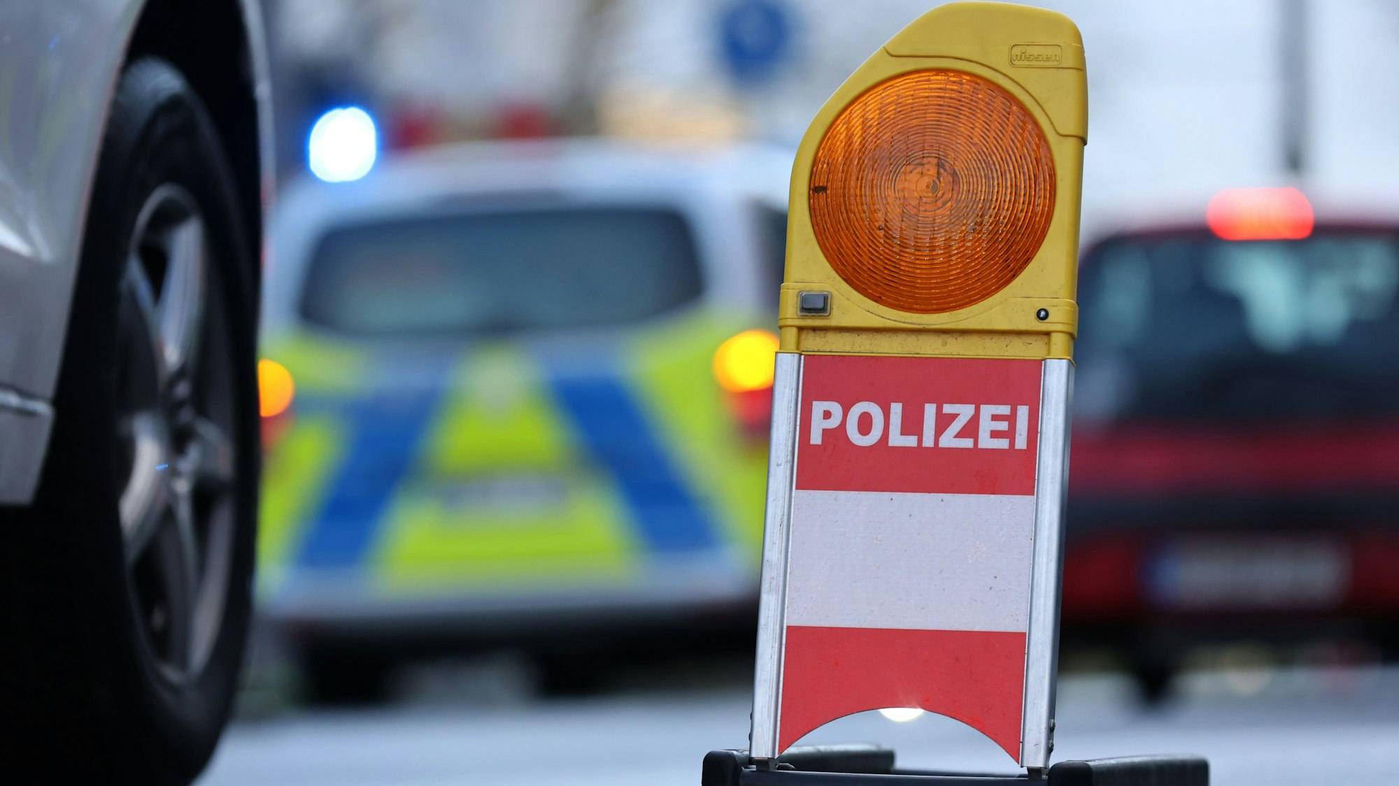 Eine Polizei-Warnbake steht auf einer Straße (Symbolfoto). Die A1 war am Montagmorgen stundenlang nach einem Unfall gesperrt.