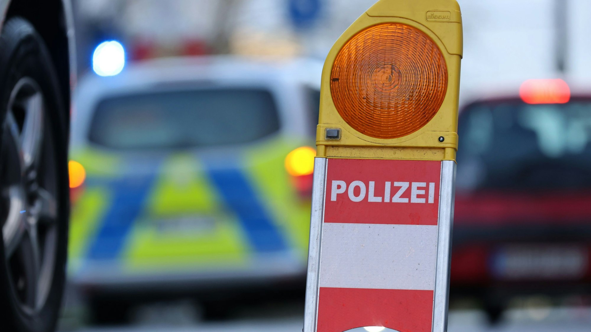 Zu sehen ist eine Polizei-Warnbake auf der Aachener Straße in Köln.