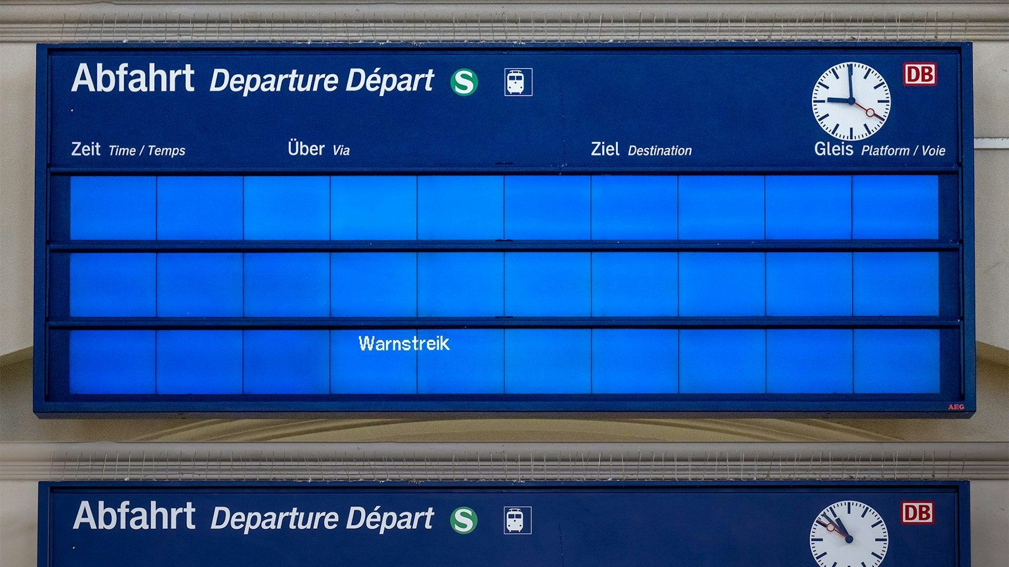 Anzeigentafeln am Bremer Hauptbahnhof während der Streiks am 27.3 (oben) und am 28.3. (unten).