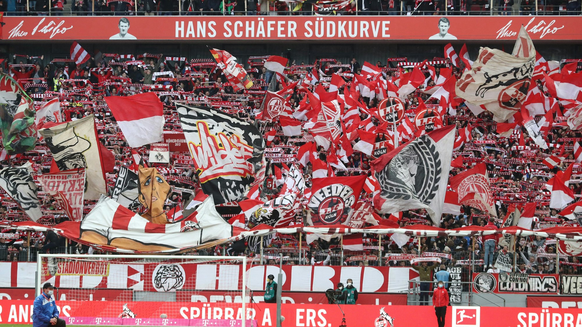 1.FC Köln vs. FSV Mainz 05, 29. Spieltag, 09.04.2022, 15.30 Uhr, Ultras auf der Südtribüne, Bild: Herbert Bucco