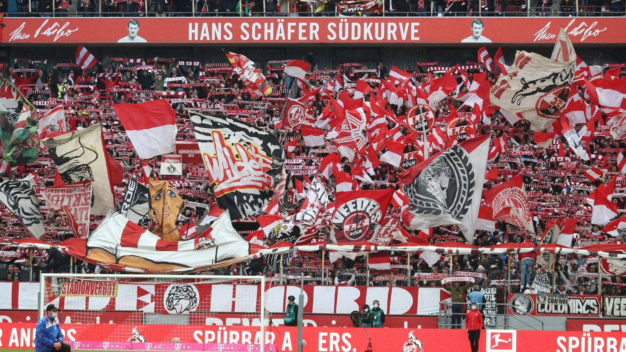 1.FC Köln vs. FSV Mainz 05, 29. Spieltag, 09.04.2022, 15.30 Uhr, Ultras auf der Südtribüne, Bild: Herbert Bucco