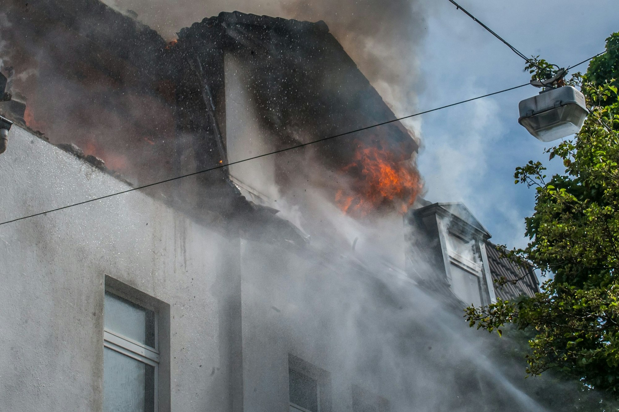 Brand nach Explosion Opladen feuerwehr. Foto: Ralf Krieger