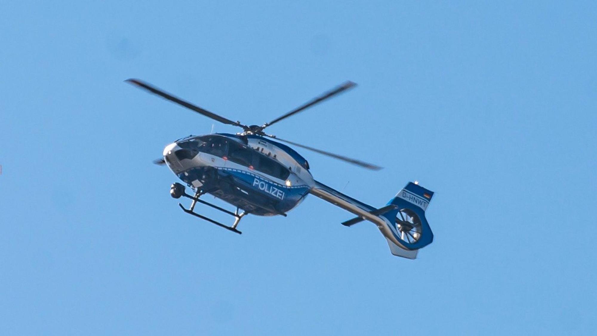 Polizeihubschrauber über der Innenstadt Köln.