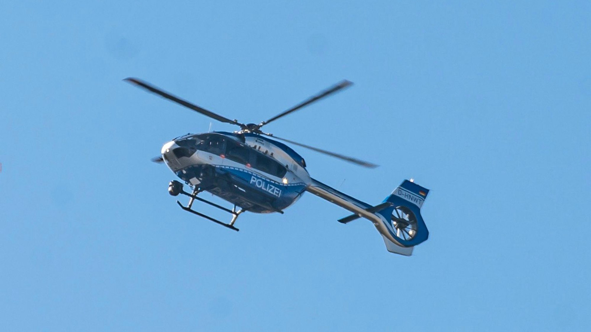 Polizeihubschrauber über der Innenstadt Köln.
