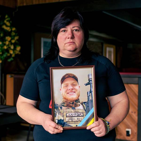Inna Berezhna zeigt ein Foto ihres Sohnes, der an der Front in der Ukraine starb.
