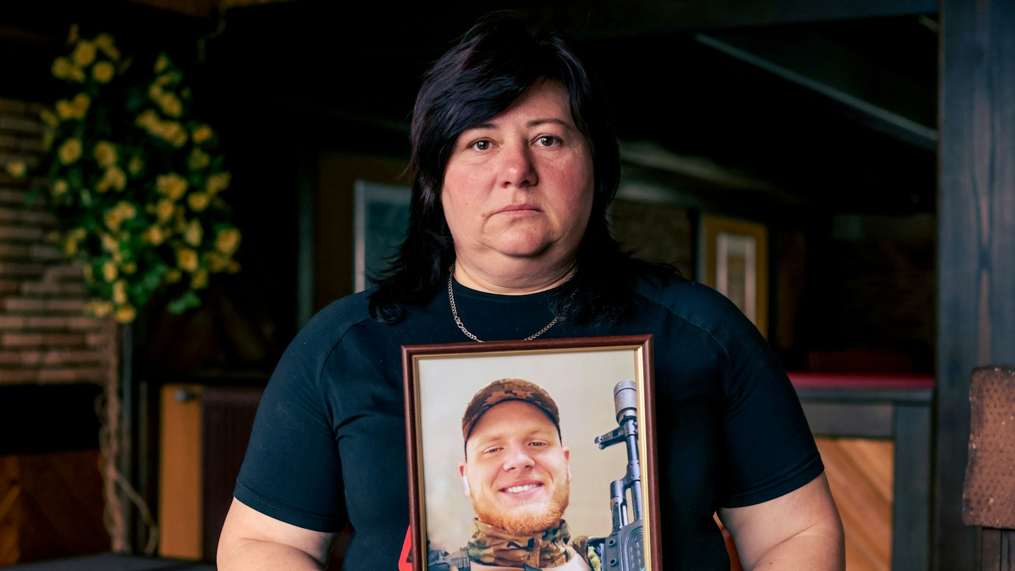 Inna Berezhna zeigt ein Foto ihres Sohnes, der an der Front in der Ukraine starb.