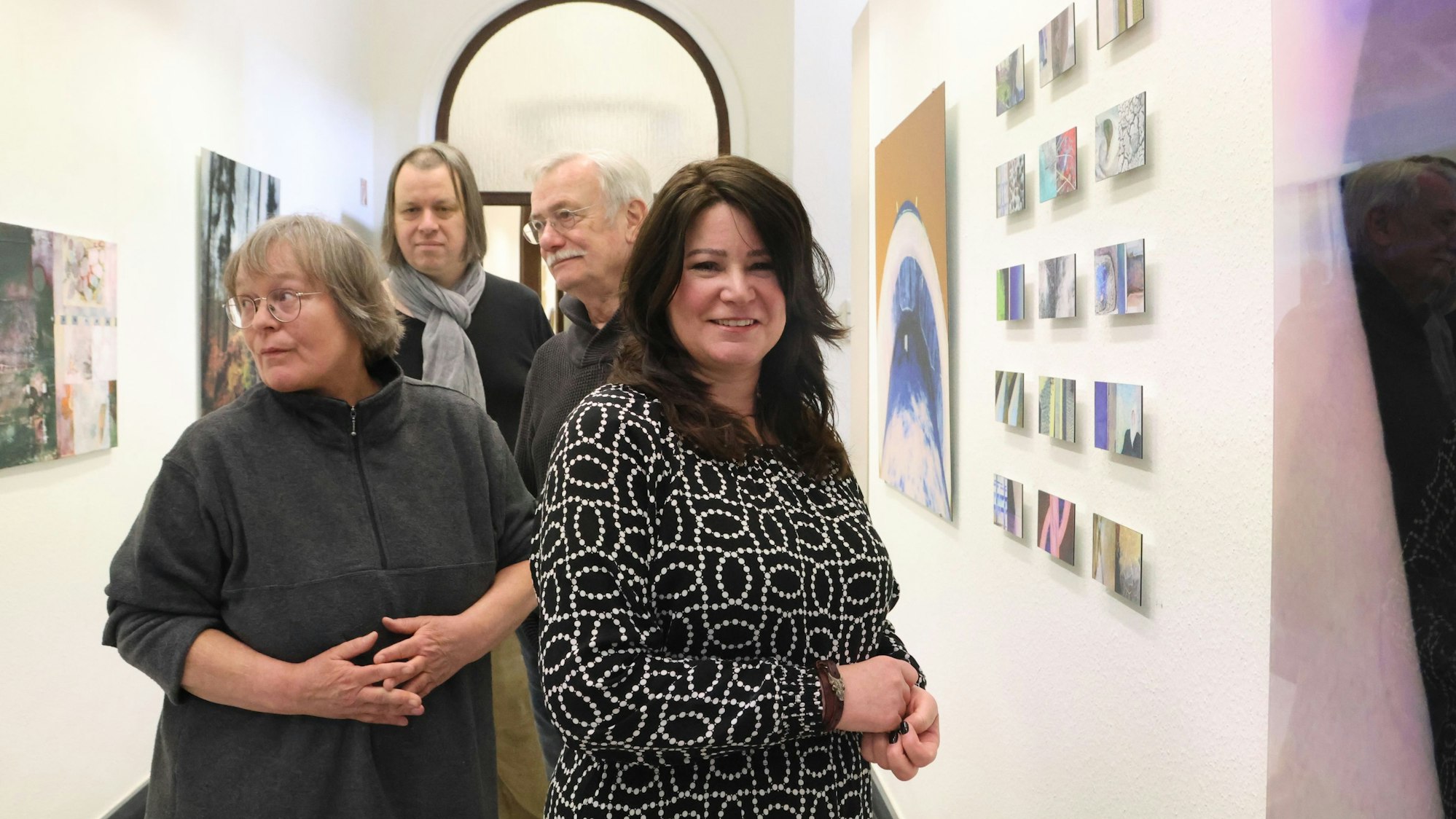 Rike Stausberg, Karsten Heider, Peter Leidig und Wibke Brode inmitten ihrer Werke.