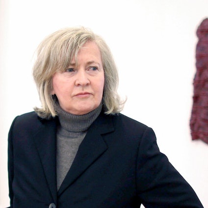 Rosemarie Trockel, Künstlerin, aufgenommen in einer Ausstellung im Schloss Morsbroich.