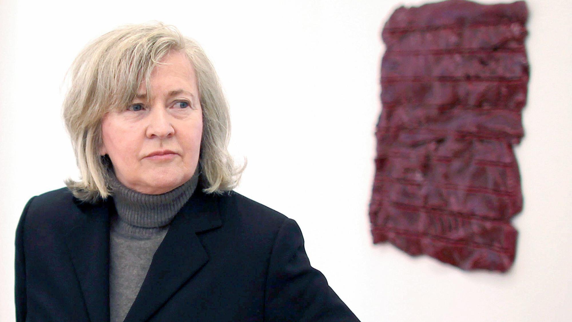 ARCHIV - 14.06.2012, Nordrhein-Westfalen, Leverkusen: Rosemarie Trockel, Künstlerin, aufgenommen in einer Ausstellung im Schloss Morsbroich. Am Sonntag 13. November 2022 wird die 1952 in Schwerte geborene Wahl-Kölnerin 70 Jahre alt. (zu dpa: «Die Frau, die die Männer abhängte - Rosemarie Trockel») Foto: Oliver Berg/dpa +++ dpa-Bildfunk +++