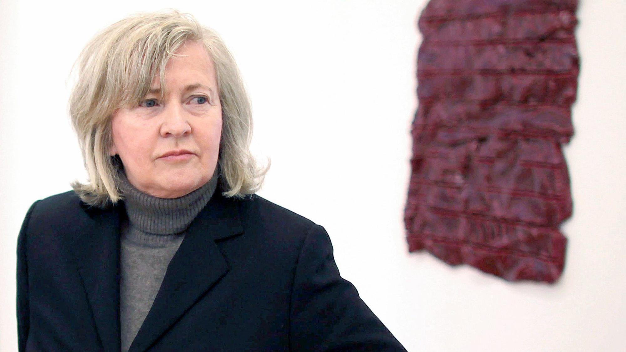 Rosemarie Trockel, Künstlerin, aufgenommen in einer Ausstellung im Schloss Morsbroich.