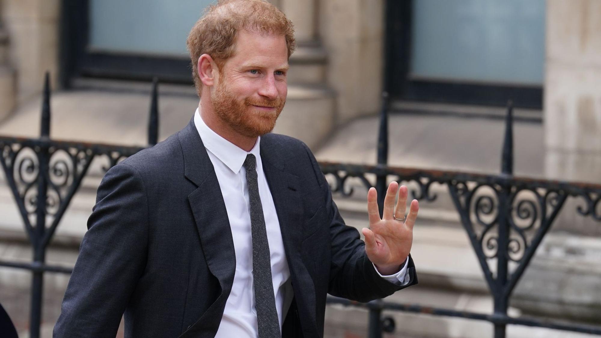 Prinz Harry, Herzog von Sussex, winkt bei seiner Ankunft vor einer Anhörung am Royal Courts Of Justice.
