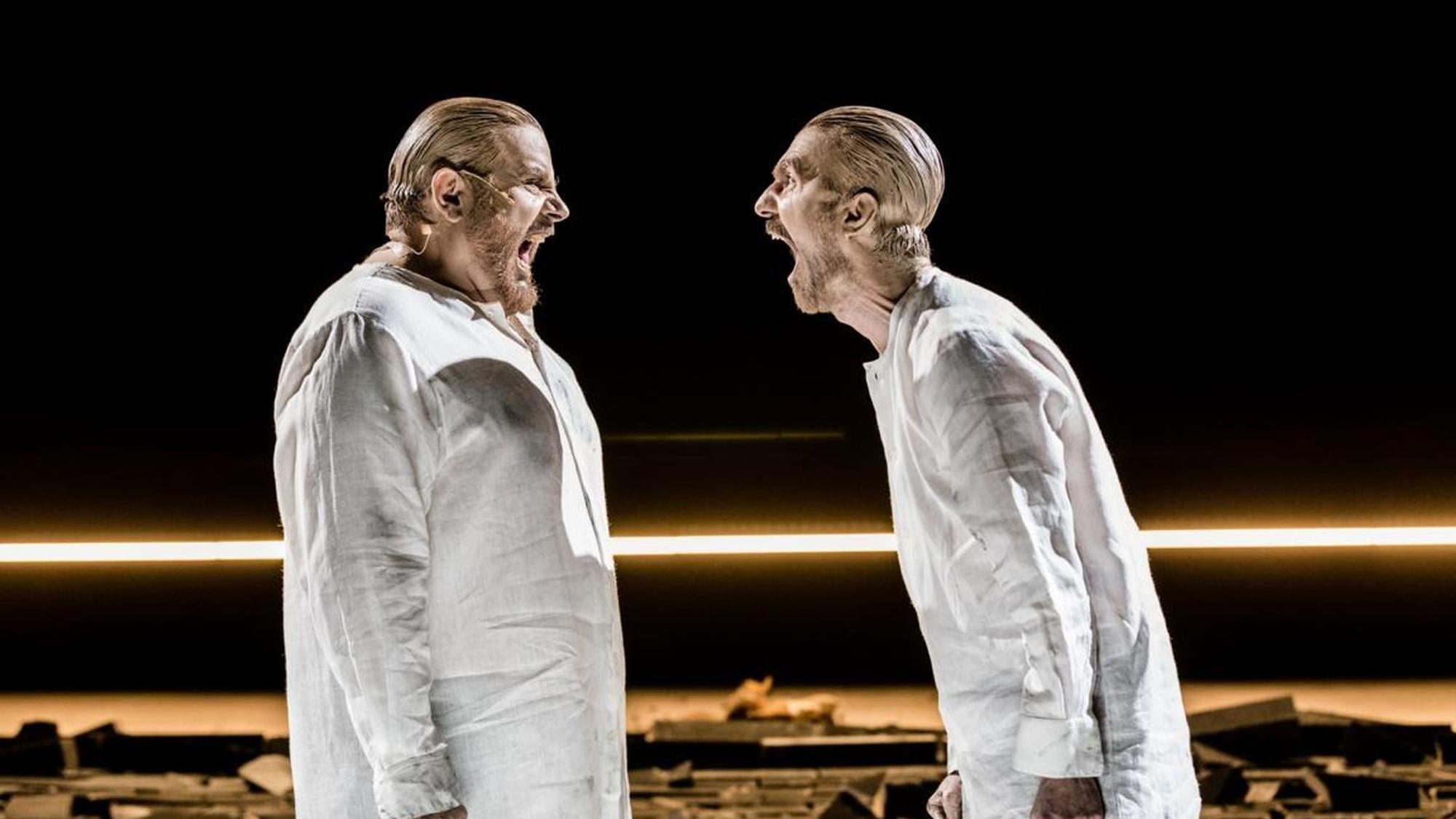„Das große Heft/Der Beweis/Die dritte Lüge“ am Schauspiel Köln: Bruno Cathomas (l.) und Seán McDonagh stehen in weißen Hemden auf der Bühne und schreien einander an