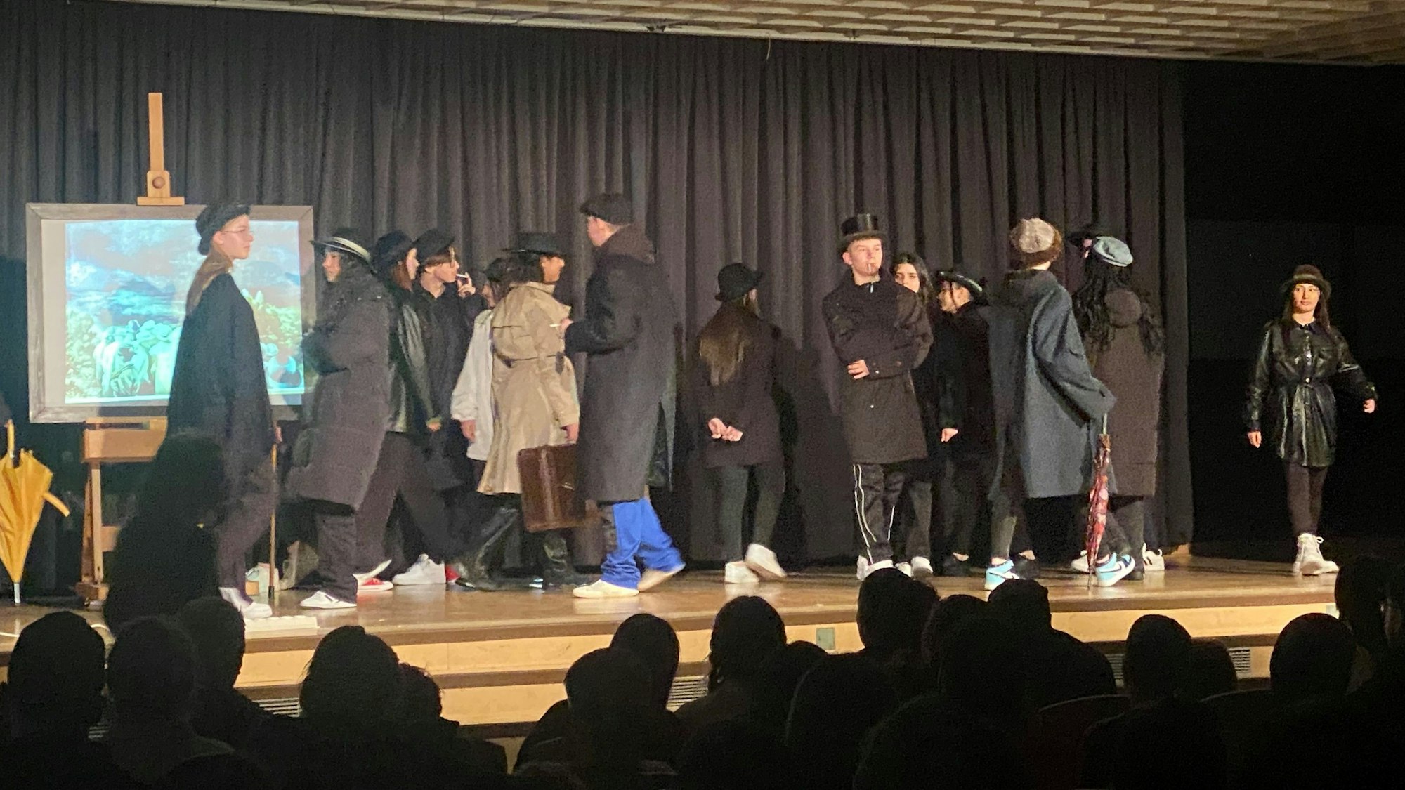 Schüler auf der Bühne beim Kulturabend der Gesamtschule in Rheindorf