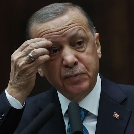 Der türkische Präsident Recep Tayyip Erdogan kratz sich am Kopf.