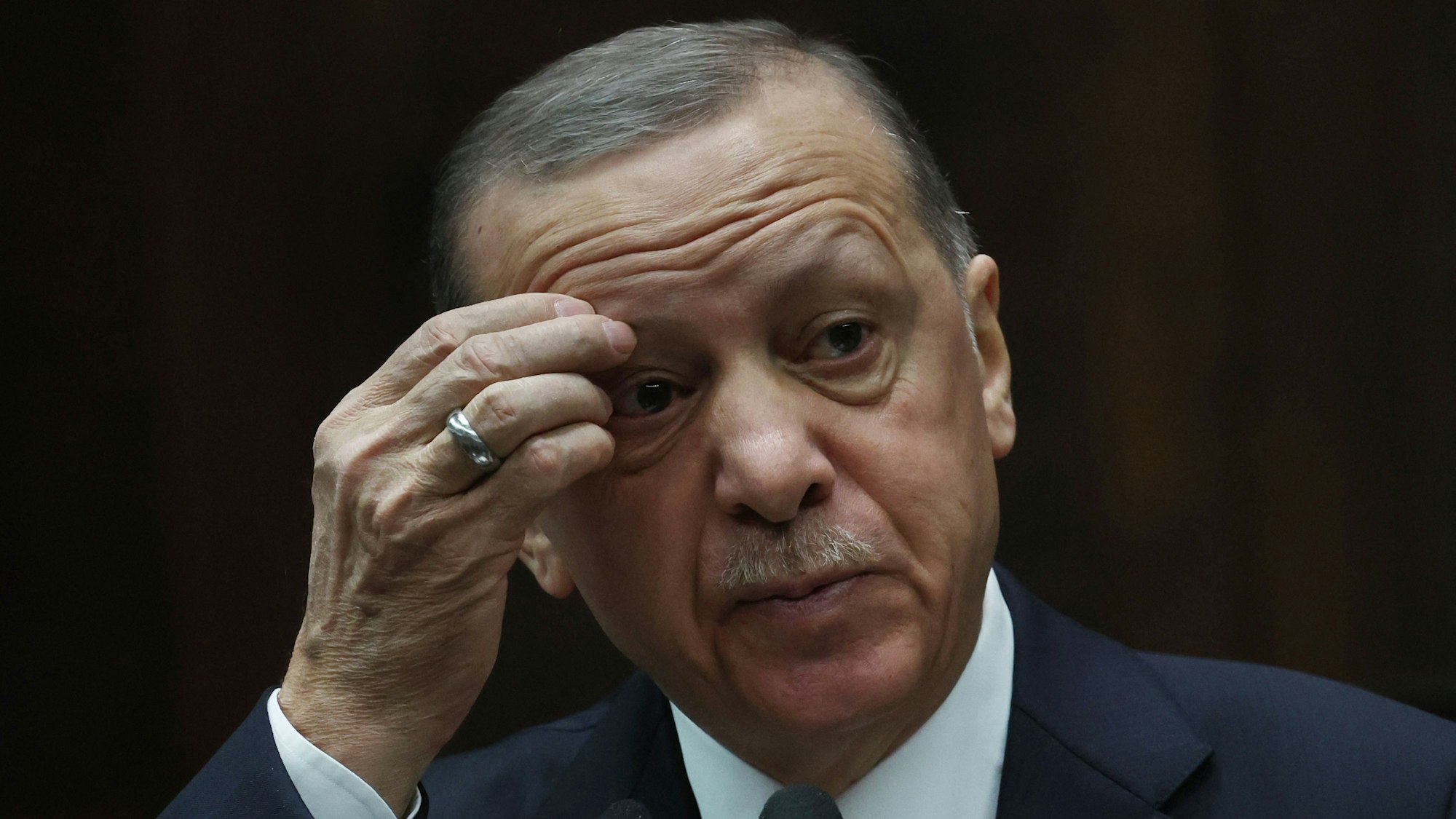 Der türkische Präsident Recep Tayyip Erdogan kratz sich am Kopf.