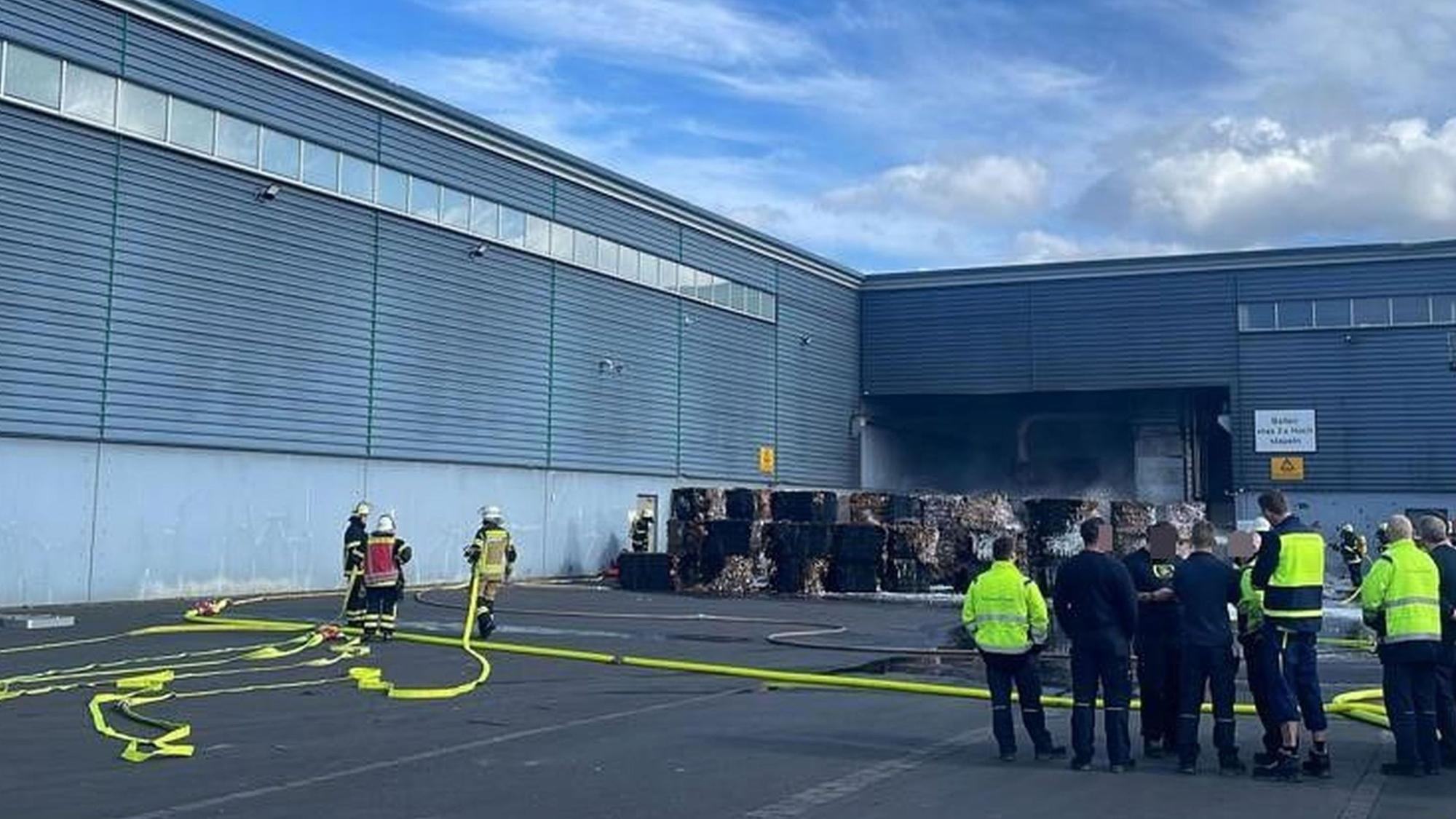 Einsatzkräfte der Euskirchener Feuerwehr bekämpfen den Brand an der Firmenhalle.