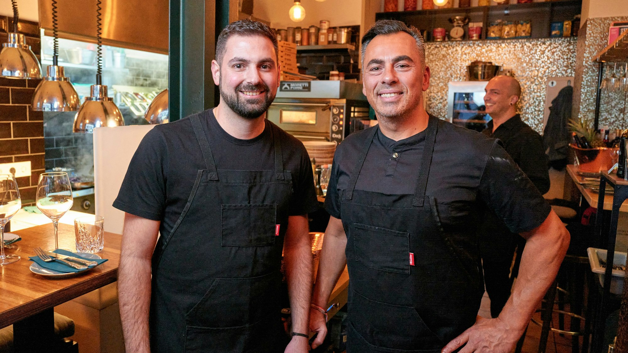 Die beiden Besitzer Kosta David und Pino Bruno schauen in die Kamera.